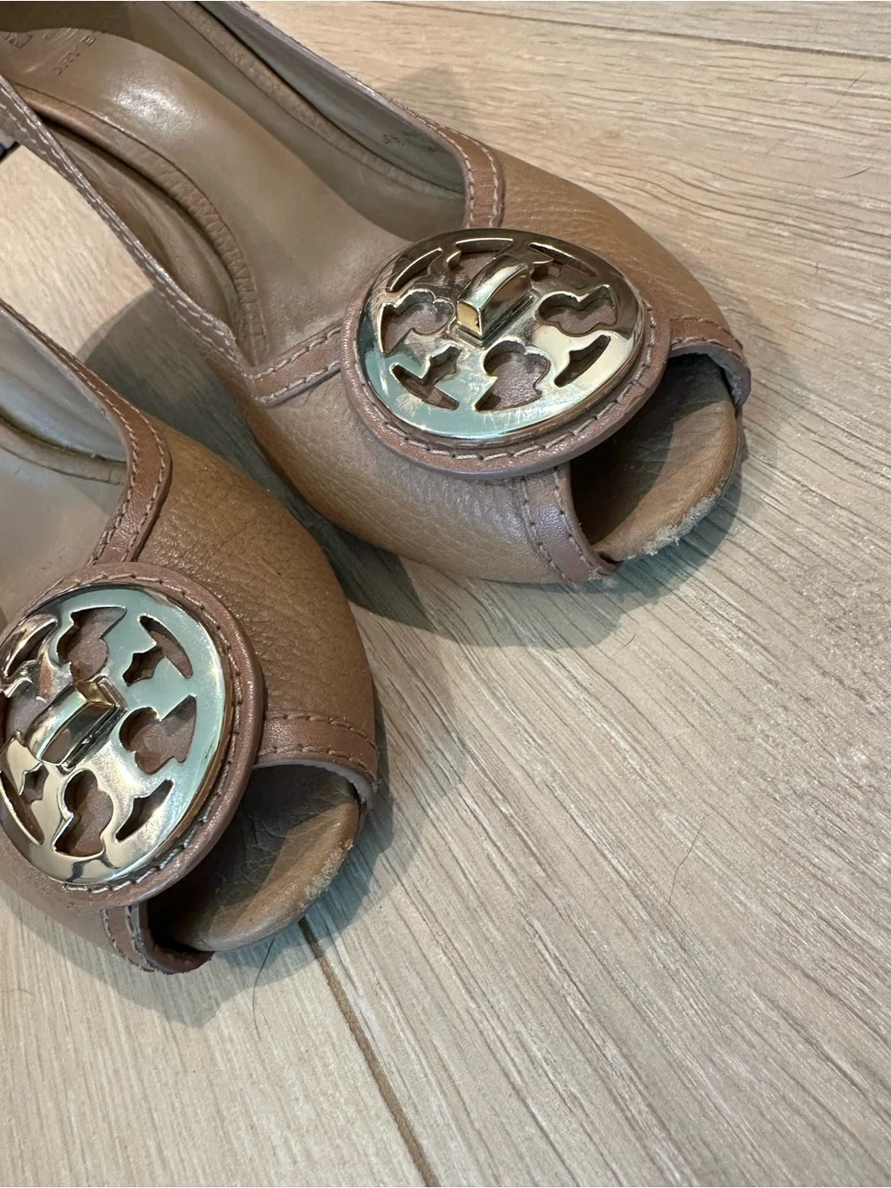 Tory Burch Selma Leather Peep Toe Wedge Pumps Tan Gold Logo Medallion Size 8